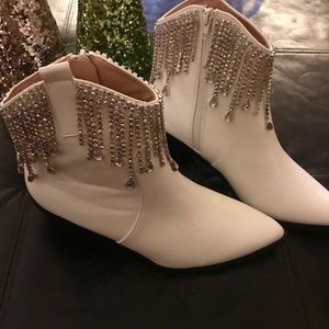 NEW! White diamond trim booties (9/10)